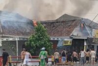 Warga yang mengetahui kebakaran berusaha memadamkan api dengan alat seadanya menunggu kedatangan Damkar, Minggu 13 Juli 2025 | Dok. Ist.
