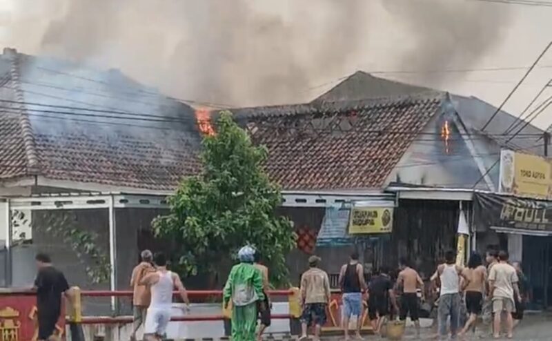 Warga yang mengetahui kebakaran berusaha memadamkan api dengan alat seadanya menunggu kedatangan Damkar, Minggu 13 Juli 2025 | Dok. Ist.