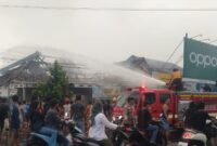 Anggota Polsek Kota Agung saat melaksanakan pengamanan proses pemadaman api di Jalur Dua Ir. Juanda, Minggu 13 Juli 2025, sore | Herdi/Media Prioritastv
com.