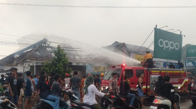 Anggota Polsek Kota Agung saat melaksanakan pengamanan proses pemadaman api di Jalur Dua Ir. Juanda, Minggu 13 Juli 2025, sore | Herdi/Media Prioritastv
com.