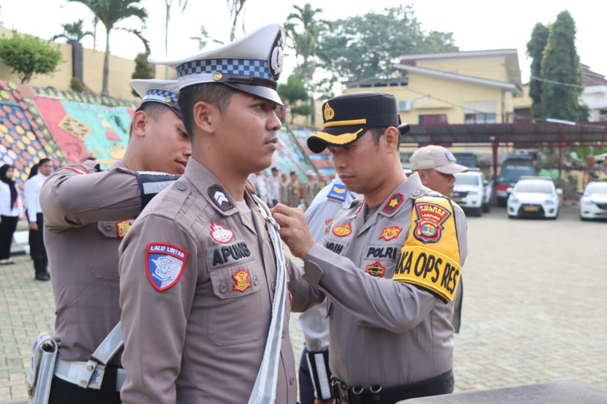 Wakapolres Tanggamus Kompol Gigih saat menyematkan pita tanda dimulainya Operasi Patuh Krakatau 2025 di Mapolres Tanggamus, Senin 14 Juli 2025 | Dok. Humas Polres Tanggamus.