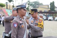 Wakapolres Tanggamus Kompol Gigih saat menyematkan pita tanda dimulainya Operasi Patuh Krakatau 2025 di Mapolres Tanggamus, Senin 14 Juli 2025 | Dok. Humas Polres Tanggamus.