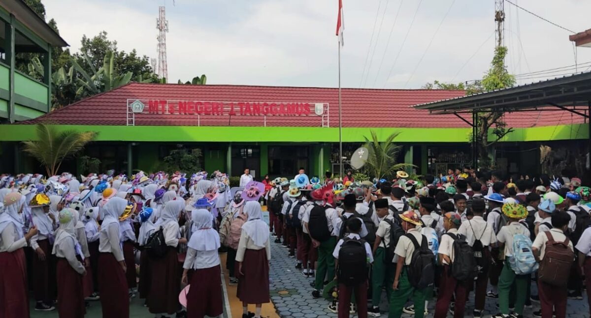 Situasi pelajar baru MTs Negeri 1 Tanggamus saat mendengarkan arahan kepala sekolah dan dewan guru, Senin 14 Juli 2025 | Herdi/Media Prioritastv.com.