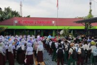 Situasi pelajar baru MTs Negeri 1 Tanggamus saat mendengarkan arahan kepala sekolah dan dewan guru, Senin 14 Juli 2025 | Herdi/Media Prioritastv.com.