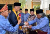 Politisi asal Tanggamus, Tedi Kurniawan yang juga merupakan Wasekjen DPP PAN saat menerima gelar adat 
Depati Djimat, Pemangku Adat Semende Jurai Keturunan Pesirah Sadang di Pekon Trimulyo, Kecamatan Gedung Surian, Kabupaten Lampung Barat, pada Minggu, 13 Juli 2025 | Kamto Winedra/Media Prioritastv.com.