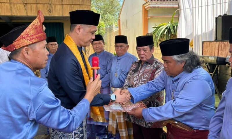 Politisi asal Tanggamus, Tedi Kurniawan yang juga merupakan Wasekjen DPP PAN saat menerima gelar adat 
Depati Djimat, Pemangku Adat Semende Jurai Keturunan Pesirah Sadang di Pekon Trimulyo, Kecamatan Gedung Surian, Kabupaten Lampung Barat, pada Minggu, 13 Juli 2025 | Kamto Winedra/Media Prioritastv.com.