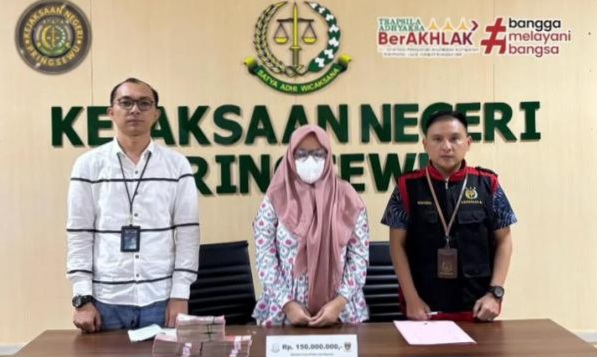 Kejari Pringsewu saat menerima penyerahan uang Rp150 juta dari istri ES, tersangka korupsi Bimtek Kakon 2024 di Pringsewu | Dok. Kejari Pringsewu.