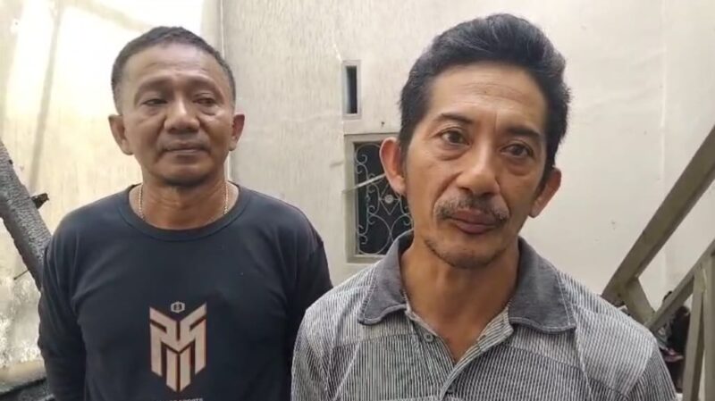 Andriansyah (kanan) didampingi keluarganya saat memberikan keterangan terkait kebakaran rumah dan tokonya, Senin 14 Juli 2025 | Herdi/Media Prioritastv.com.