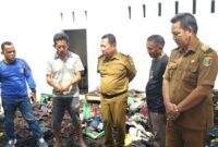 Kadis Sosial Tanggamus, Hardarsyah saat meninjau rumah dan warung korban kebakaran di Kota Agung, Senin 14 Juli 2025 | Herdi/Media Prioritastv.com.