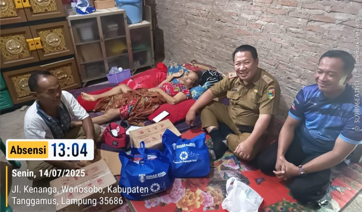 Kadis Sosial Tanggamus Hardarsyah saat mengunjungi Surtini, penderita kanker kaki di Wonosobo, Senin 14 Juli 2025 | Ist.