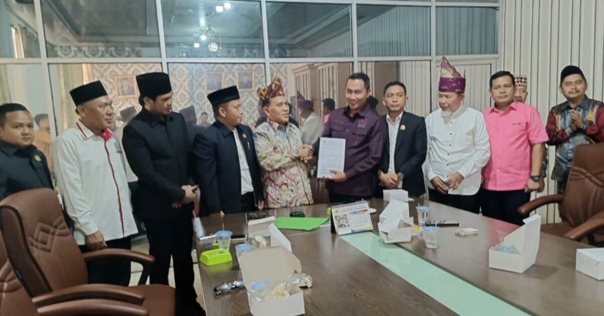 Ketua Harian Presidium DOB CBL, Rusli Soheh didampingi pengurus dan penasehat saat menyerahkan dokumen usulan kepada Ketua DPRD Tanggamus, Agung Setyo Utomo, Selasa 14 Juli 2025 |  Dok. SZL.