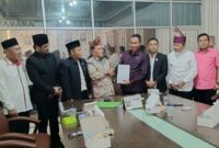 Ketua Harian Presidium DOB CBL, Rusli Soheh didampingi pengurus dan penasehat saat menyerahkan dokumen usulan kepada Ketua DPRD Tanggamus, Agung Setyo Utomo, Selasa 14 Juli 2025 |  Dok. SZL.