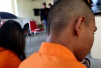 Tersangka HI disamping remaja perempuan temannya saat memberikan keterangan dalam konferensi pers di Mapolres Tanggamus, Selasa 15 Juli 2025 | Asrul/Ariski/Media Prioritastv.com.