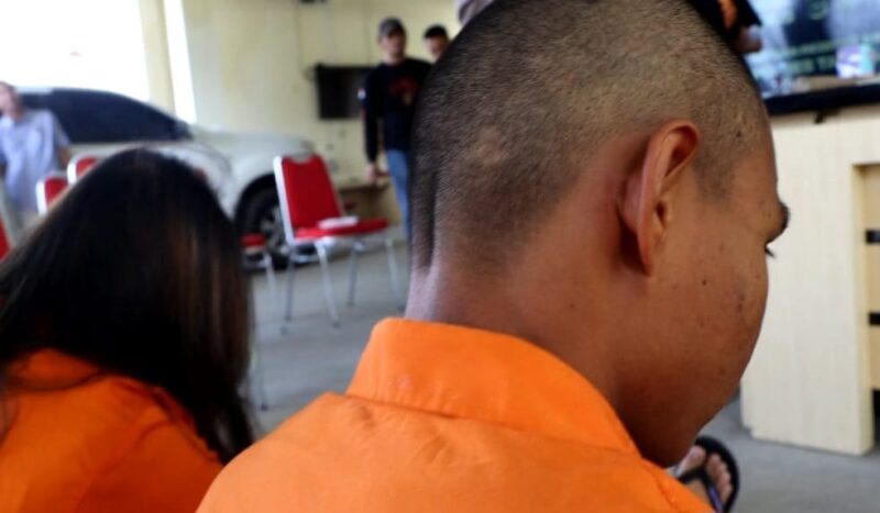 Tersangka HI disamping remaja perempuan temannya saat memberikan keterangan dalam konferensi pers di Mapolres Tanggamus, Selasa 15 Juli 2025 | Asrul/Ariski/Media Prioritastv.com.
