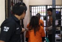Tersangka pencurian  emas ratusan juta dan empat penadahnya saat dijebloskan ke sel tahanan Polres Tanggamus, Selasa 15 Juli 2025 | Asrul Ariski/Media Prioritastv.com.