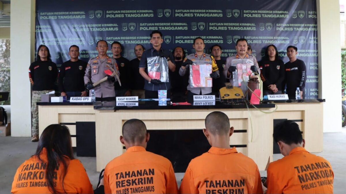 Empat dari lima tersangka yang diperlihatkan dalam konferensi pers pengungkapan kasus di Polres Tanggamus, Selasa 15 Juli 2025 | Asrul Ariski/Media Prioritastv.com.