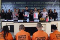 Empat dari lima tersangka yang diperlihatkan dalam konferensi pers pengungkapan kasus di Polres Tanggamus, Selasa 15 Juli 2025 | Asrul Ariski/Media Prioritastv.com.