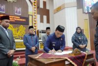 Bupati Pringsewu, Riyanto Pamungkas saat menandatangani pengesahan Perda dua pekon dan RPJMD 2025 - 2029, Selasa 15 Juli 2025 | Samuel/Media Prioritastv.com.