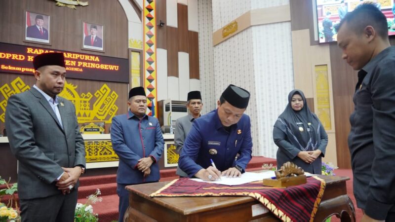 Bupati Pringsewu, Riyanto Pamungkas saat menandatangani pengesahan Perda dua pekon dan RPJMD 2025 - 2029, Selasa 15 Juli 2025 | Samuel/Media Prioritastv.com.