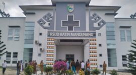 Para pegawai RSUD Batin Mangunang saat mogok kerja di depan gedung RS setempat, Selasa 15 Juli 2025 | Herdi/Media Prioritastv.com.