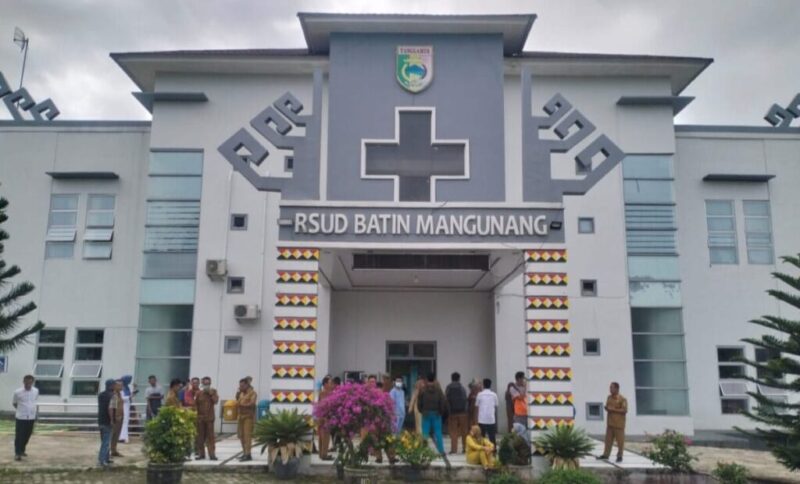 Para pegawai RSUD Batin Mangunang saat mogok kerja di depan gedung RS setempat, Selasa 15 Juli 2025 | Herdi/Media Prioritastv.com.