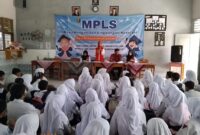 Advokat Dr. (Cand) Nurul Hidayah saat memberikan meteri Bullying kepada siswa-siswi SMK Bumi Nusantara, Wonosobo, Tanggamus rangkaian MPLS hari kedua, Selasa 15 Juli 2025 | Herdi/Media Prioritastv.com.