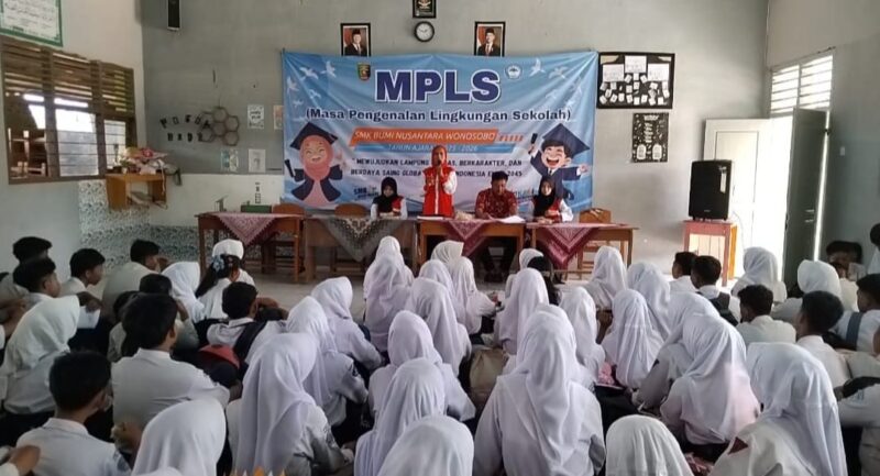 Advokat Dr. (Cand) Nurul Hidayah saat memberikan meteri Bullying kepada siswa-siswi SMK Bumi Nusantara, Wonosobo, Tanggamus rangkaian MPLS hari kedua, Selasa 15 Juli 2025 | Herdi/Media Prioritastv.com.