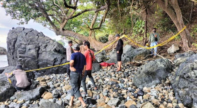 Polisi saat melakukan identifikasi temuan mayat di Pantai Limau, Tanggamus |