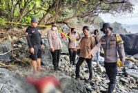 Polisi saat melakukan identifikasi dan evakusi jenazah di Pantai Cukuh Pandan, Limau, Tanggamus, Selasa 15 Juli 2025 | Dok. Humas Polres Tanggamus.