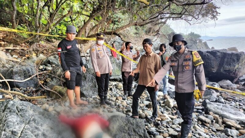 Polisi saat melakukan identifikasi dan evakusi jenazah di Pantai Cukuh Pandan, Limau, Tanggamus, Selasa 15 Juli 2025 | Dok. Humas Polres Tanggamus.