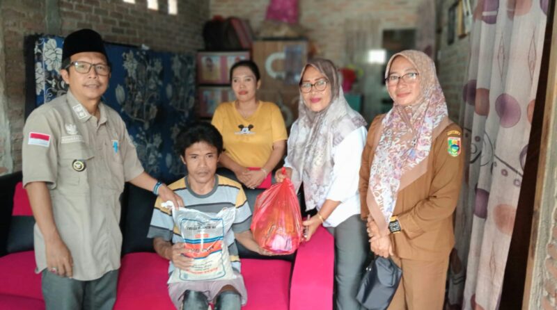 Ketua LKS Alamanda Tanggamus, Roswati Purwantari bersama Kepala Pekon Amin Jasuta saat menyerahkan bantuan kepada Rosidi, Selasa 15 Juli 2025 | Ist.