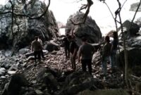 Tim gabungan Polda Lampung, Polres Tanggamus dan Polsek Limau saat melakukan pemeriksaan ulang TKP penemuan mayat di Pantai Cukuh Pandan, Padang Ratu, Limau, Rabu 16 Juli 2025 | Herdi/Media Prioritastv.com.