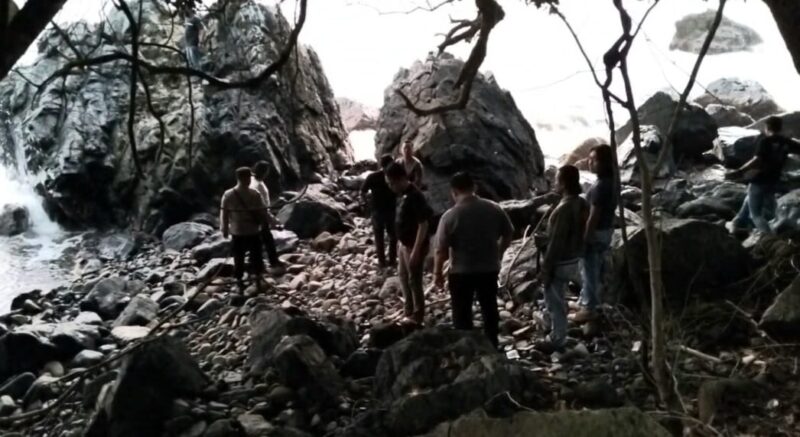 Tim gabungan Polda Lampung, Polres Tanggamus dan Polsek Limau saat melakukan pemeriksaan ulang TKP penemuan mayat di Pantai Cukuh Pandan, Padang Ratu, Limau, Rabu 16 Juli 2025 | Herdi/Media Prioritastv.com.