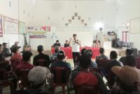 Kepala Pekon Karang Brak, Pematang Sawa, Tanggamus, Hendra Gunawan saat memberikan arahan dan pemaparan kepada warganya, Kamis 17 Juli 2025 | Sugatno/Media Prioritastv.com.
