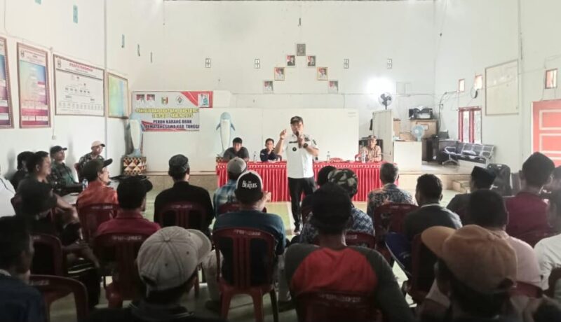 Kepala Pekon Karang Brak, Pematang Sawa, Tanggamus, Hendra Gunawan saat memberikan arahan dan pemaparan kepada warganya, Kamis 17 Juli 2025 | Sugatno/Media Prioritastv.com.