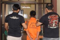 Tersangka DY saat akan dijebloskan ke sel tahanan, Kamis 17 Juli 2025 | Dok. Humas Polres Pringsewu.