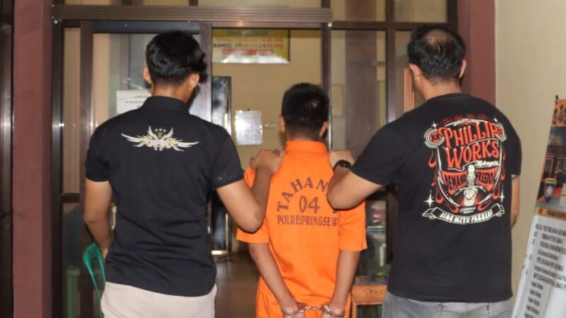 Tersangka DY saat akan dijebloskan ke sel tahanan, Kamis 17 Juli 2025 | Dok. Humas Polres Pringsewu.