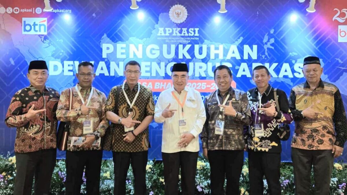 Bupati Tanggamus, Moh Saleh Asnawi saat foto bersama Sekda dan para kepala OPD setelah pengukuhan pengurus APKASI 2025 - 2030 di Puri Agung, Hotel Grand Sahid Jakarta Pusat, Kamis 17 Juli 2025 |