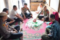 Kapolres Tulang Bawang, AKBP Yuliansyah saat melakukan kunjungan ke rumah duka keluarga korban di Talang Tembesu, Kecamatan Menggala, Kabupaten Tulang Bawang, pada Selasa (15/07/2025) sekitar pukul 08.30 WIB.