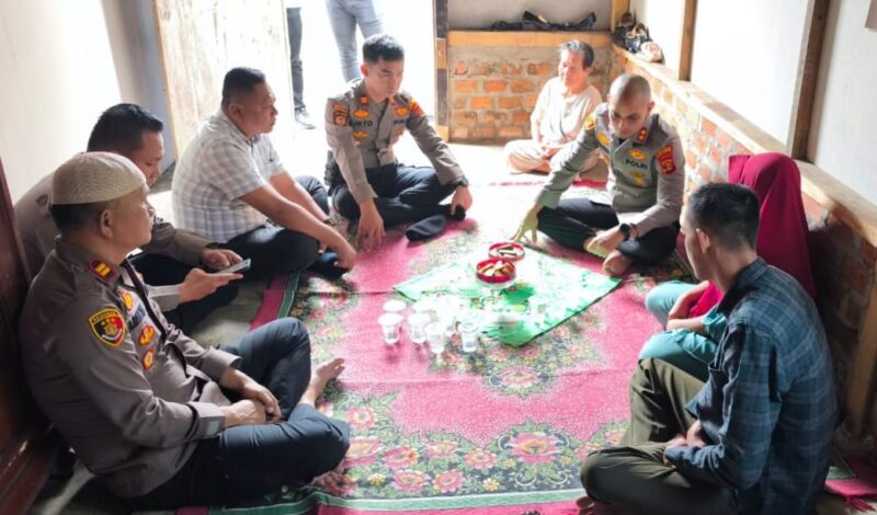 Kapolres Tulang Bawang, AKBP Yuliansyah saat melakukan kunjungan ke rumah duka keluarga korban di Talang Tembesu, Kecamatan Menggala, Kabupaten Tulang Bawang, pada Selasa (15/07/2025) sekitar pukul 08.30 WIB.