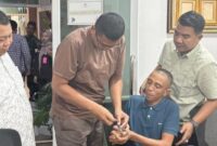 Tersangka Khusni Mubarak saat diborgol tim Kejati Lampung dan Kejari Lampung Timur, Kamis 17 Juli 2025 | Dok. Kejari Lamtim.