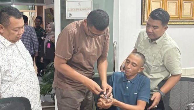 Tersangka Khusni Mubarak saat diborgol tim Kejati Lampung dan Kejari Lampung Timur, Kamis 17 Juli 2025 | Dok. Kejari Lamtim.