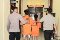 Kedua pasangan kekasih pelaku produksi tembakau sintetis saat akan dijebloskan ke sel tahanan, Jumat 18 Juli 2025 | Dok. Humas Polres Pringsewu.