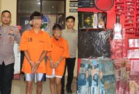 Kolase foto saat pasangan kekasih penyedika tembakau sintetis yang digiring polisi dan barang bukti yang diamankan, Jumat 18 Juli 2025 | Dok. Humas Polres Pringsewu.