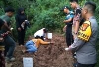 Ernawati (41), diyakni ibu Akbar Tanjung, nelayan muda asal Cilincing, Jakarta Utara, yang dinyatakan hilang di perairan Pulau Bidadari dan Pulau Kelor, DKI Jakarta saat di pemakaman RSUD Batin Mangunang, Kota Agung, Jumat 18 Juli 2025 | Herdi/Media Prioritastv.com.
