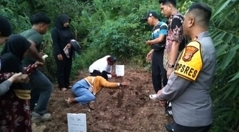 Ernawati (41), diyakni ibu Akbar Tanjung, nelayan muda asal Cilincing, Jakarta Utara, yang dinyatakan hilang di perairan Pulau Bidadari dan Pulau Kelor, DKI Jakarta saat di pemakaman RSUD Batin Mangunang, Kota Agung, Jumat 18 Juli 2025 | Herdi/Media Prioritastv.com.
