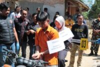 Tersangka Salman saat peragakan adegan ketiga ketiga dirinya menjemput calon istrinya yang diperankan oleh peran pengganti dalam rekonstruksi yang digelar Kamis, 17 Juli 2025 | Dok. Humas Polres Tulang Bawang.