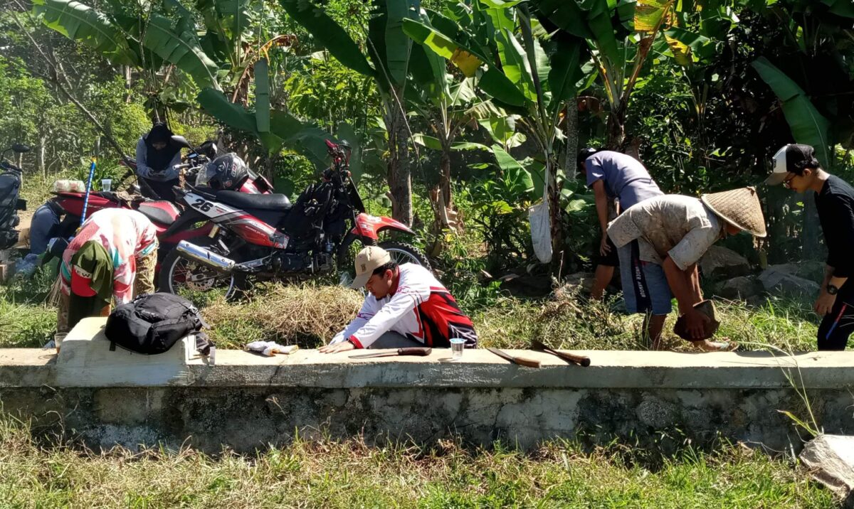 Kepala Pekon Bersama Masyarakat dan Aparatur Pekon Kalibening saat Melaksanakan Gotong Royong Lapangan. 