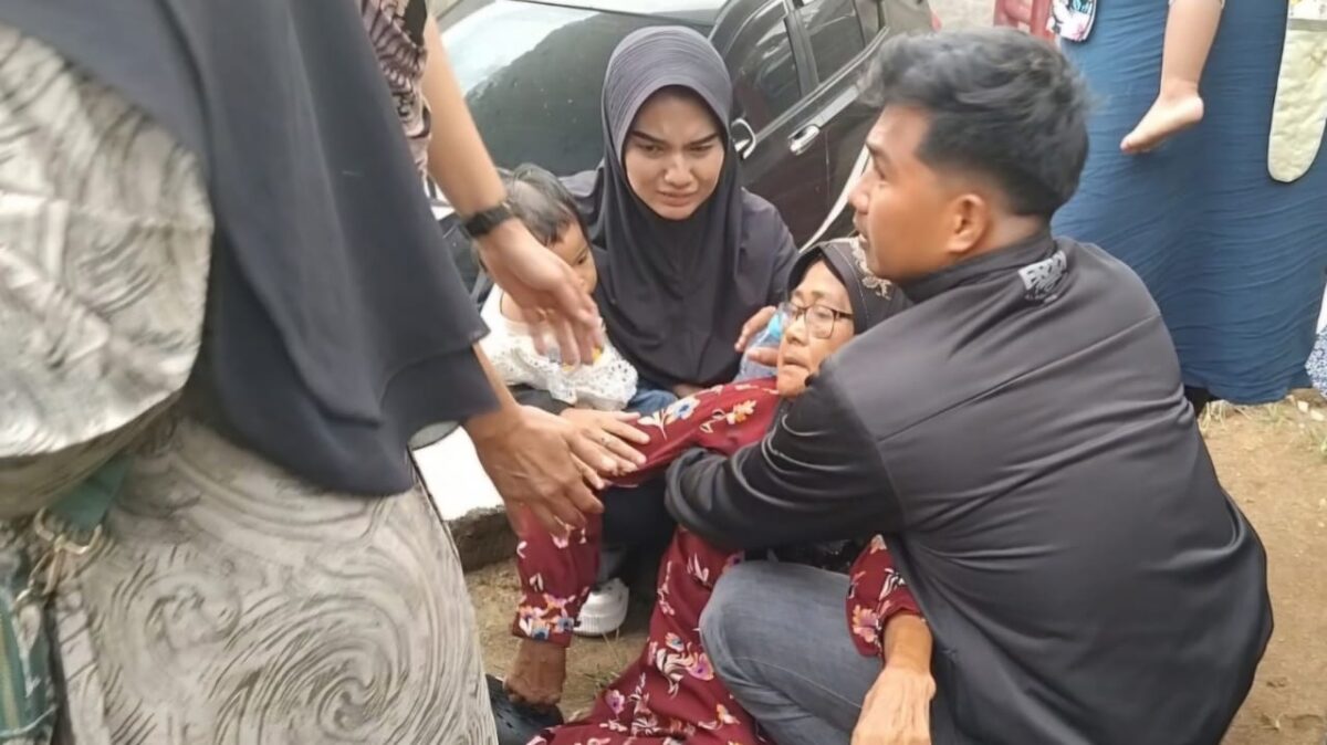 Muhamad Yusuf dan Aniza Azahra saat menenangkan neneknya usai melihat pakaian jenazah tanpa kepala yang ditemukan di Pantai Cukuh Pandan, Limau, Tanggamus diduga milik Akbar Tanjung, Jumat 18 Juli 2025 | Herdi/Media Prioritastv.com.