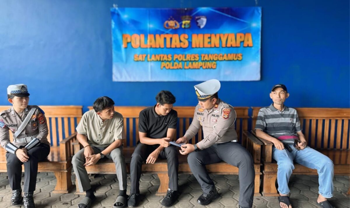 Kasat Lantas Polres Tanggamus Iptu Made Agus Dwi Dayana saat memberi imbauan di Gisting, Sabtu 19 Juli 2025 | Dok. Humas Polres Tanggamus.